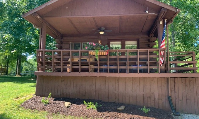 Schnellville Casa | Log Cabin 4 at Osborn Boat Ramp on Patoka Lake