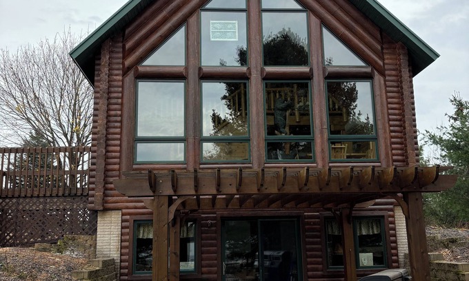 Danbury Cabina | Log Cabin 4-bedroom on water with dock, sand beach with AC, WiFi in Webster