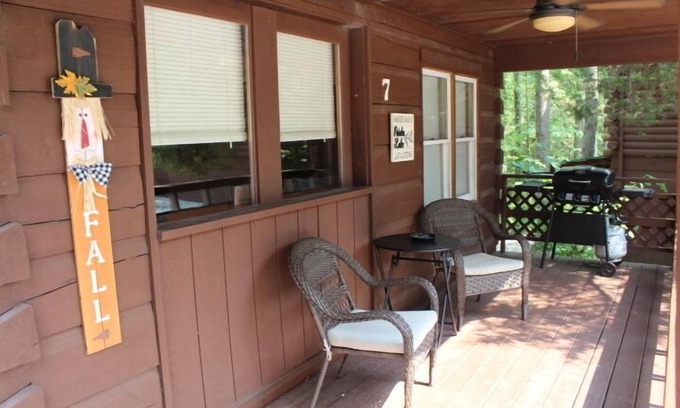 Schnellville Casa | Log Cabin 7 with Hot Tub at Osborn Boat Ramp at Patoka Lake