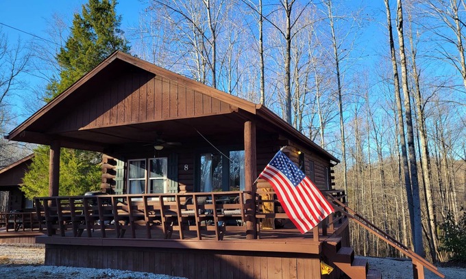 Schnellville Casa | Log Cabin 8 with Hot Tub at Osborn Boat Ramp on Patoka Lake