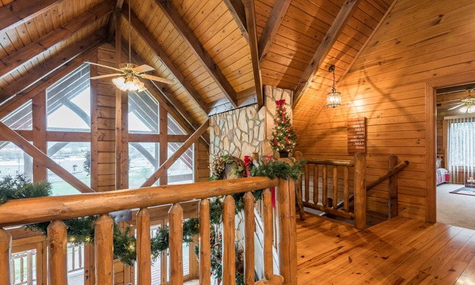 Clinton Cabina | Log Cabin convenient to Windrock ATV Park, and Norris Lake. Sleeps 12