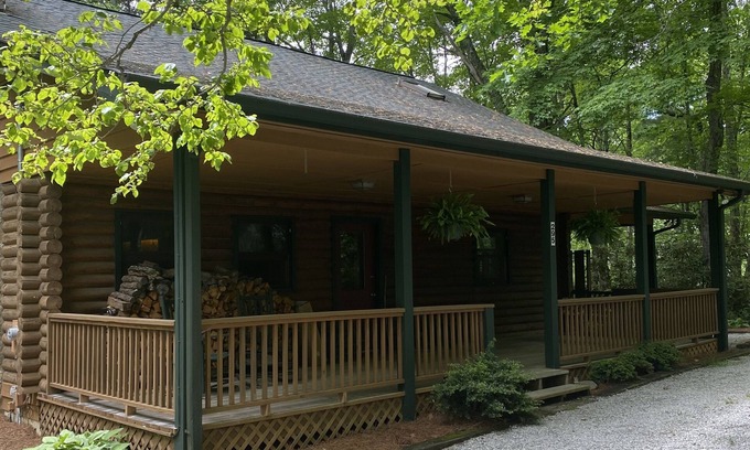 Highlands Hills Cabina | Log Cabin, Fireplace & pit, minutes to Highlands Main Street