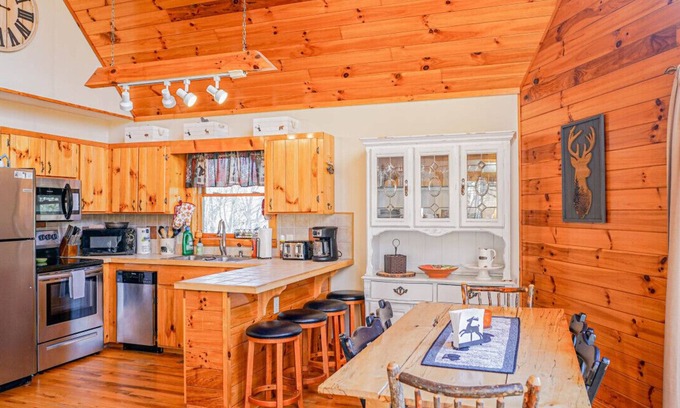 Piney Creek Cabina | Log Cabin, Fireplace, Large Deck, Close to New River