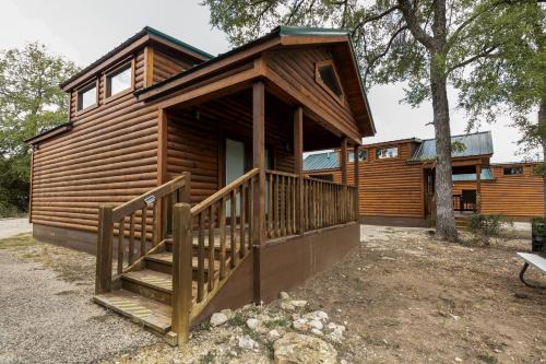 Pipe Creek Casa | Log Cabin for Family Glamping Vacation near San Antonio