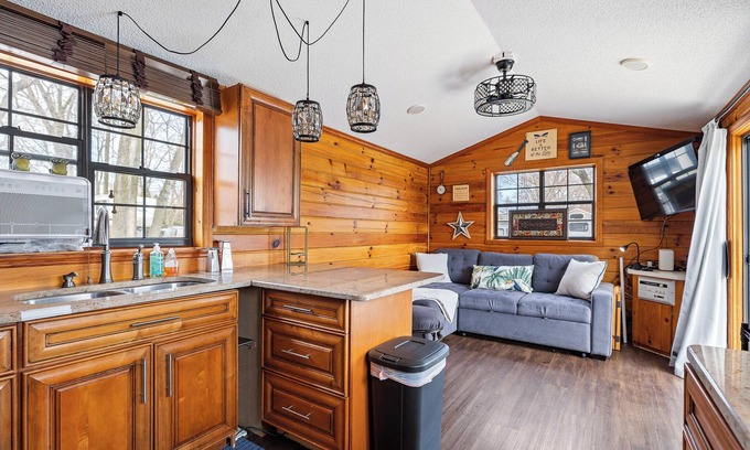 Portage Cabina | Log Cabin/Funky Jungle at Lakeshore Campground /On Lake/Sleeps 4