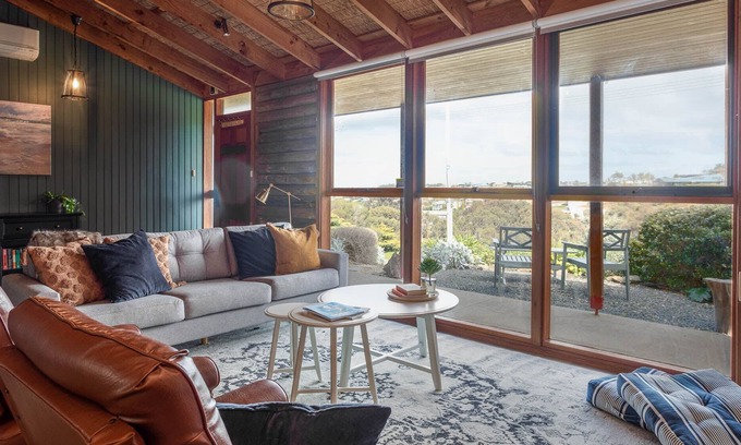 Encounter Bay Cabina | Log Cabin getaway, Fireplace, pet friendly