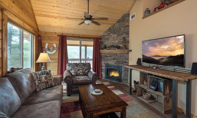 Ferguson Cabina | Log Cabin, Great views, Hot Tub, Large Deck, Privacy, Horse and Pet-Friendly