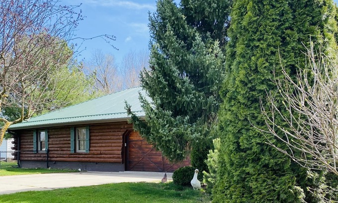 Shipshewana Casa | Log Cabin Haus in Amish Country Shipshewana, Indiana