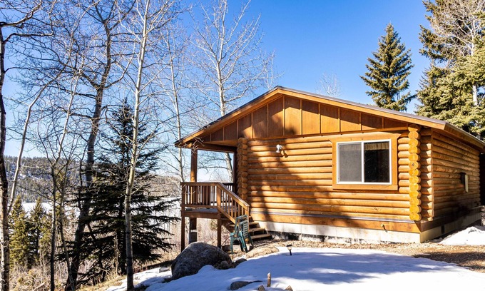Pinedale Cabina | Log cabin in the National Forest, near ski lift! Full restaurant/ bar on site.
