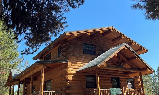 Libby Cabina | Log Cabin in the Pines near Happys Inn MT!