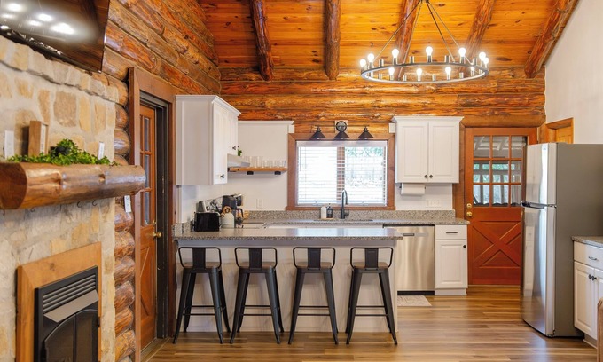 Suplee Cabina | log cabin in the woods 3-bedroom cabin with pool table and WiFi in Honey Brook