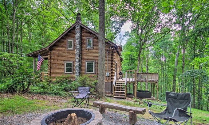 Weaverville Cabina | Log Cabin in the Woods w/ Deck, Game Room, Hot Tub