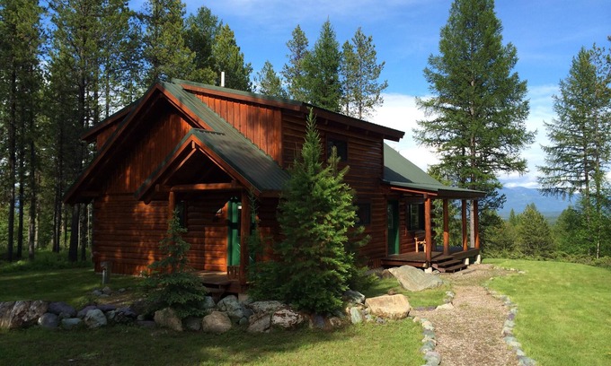 Whitefish Cabina | Cabaña de madera en el bosque donde vagan los animales salvajes