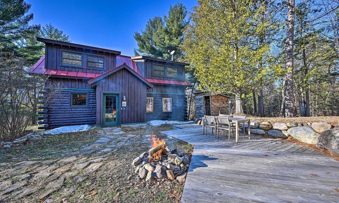 Wilmington Cabina | ¡NUEVO! Grand Log Cabin w / Hot Tub, 4 millas a Whiteface