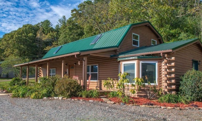 Mountain City Casa | Log Cabin Inn
