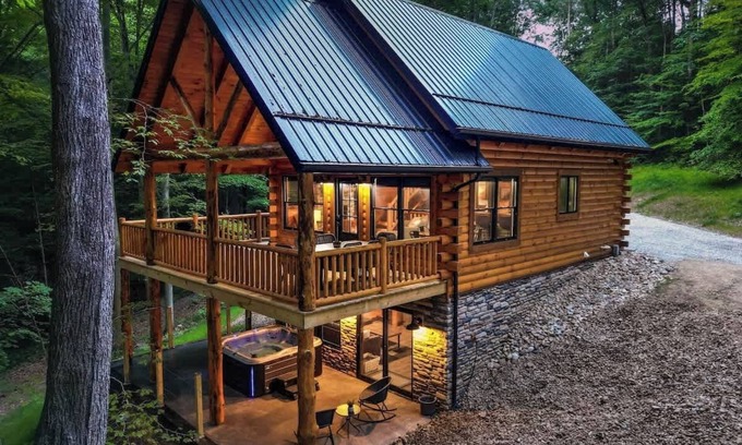 Logan Cabina | Log Cabin Luxury | Hot Tub, Dog Friendly, Fire Pit