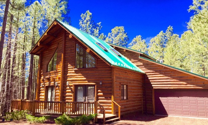 Pinetop Cabina | Log Cabin Luxury Retreat con bañera de hidromasaje para una escapada romántica o una escapada familiar