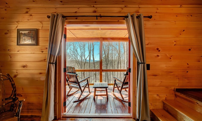 Murphy Cabina | LOG CABIN + MOUNTAIN VIEWS! HOT TUB, POOL & GAME TABLE, FIBER WIFI & DISCOUNTS!