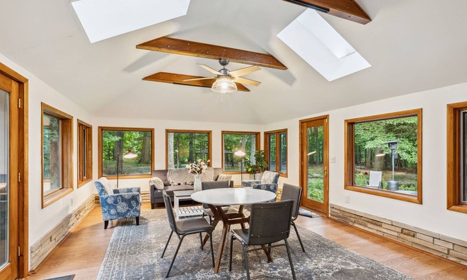 Richmond Heights Casa | Log Cabin - Natures Oasis - Fire Pit & Gazebo