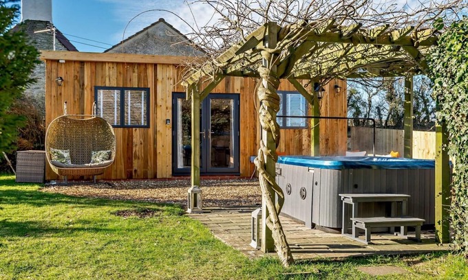 Upton Cheyney Cabina | Log Cabin near Bath with Hottub