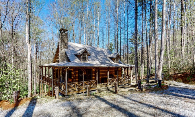 Cullowhee Casa | Log Cabin near Lake Glenville