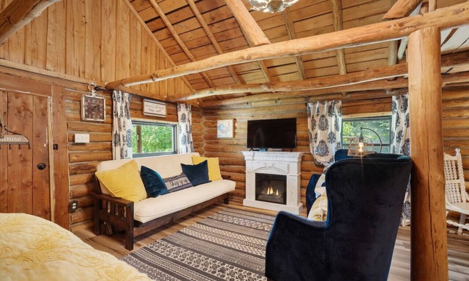 Rudy Cabina | Log cabin on 100 acres-Kitchen-wifi-The Velvet Rooster