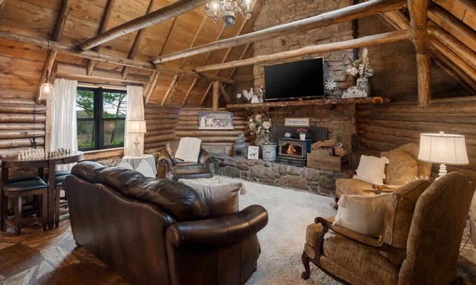 Rudy Casa | Log cabin on 100 acres-Wifi-Kitchen-Wildlife-The Cuddly Cow