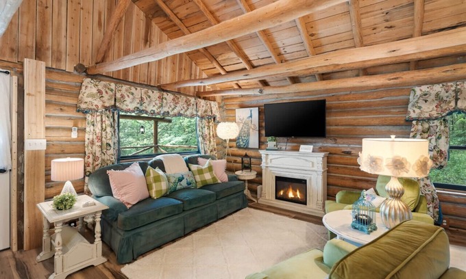 Rudy Cabina | Log cabin on 100 acres-Wifi-Kitchen-Wildlife-The Pampered Peacock