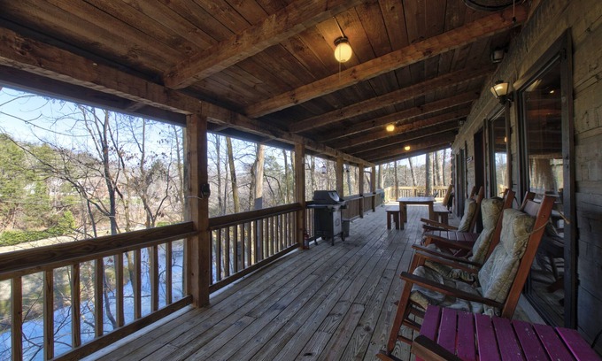 Lookout Valley Neighborhood Association Cabina | Log Cabin on 2 acres, hot tub, pond, fishing, pets