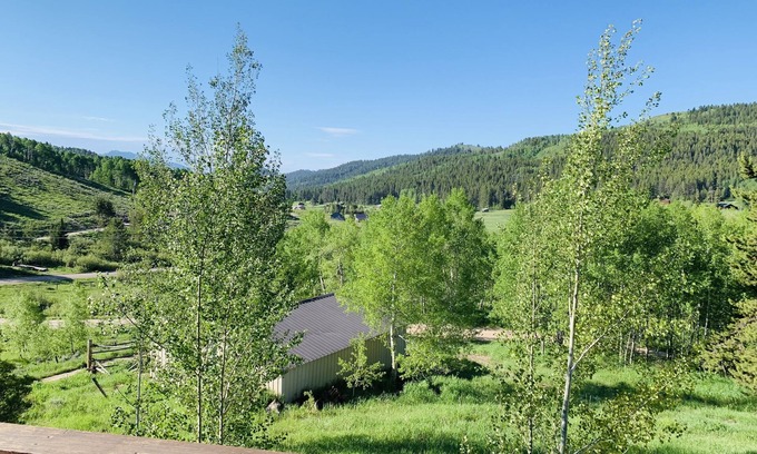 Red Top Meadows Casa | Log cabin on 5 acres in Wilson Wyoming