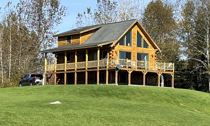 Colebrook Chalet De Esquí | Log Cabin on 6 acres w/direct ATV trail access, SouthWest Mountain views/sunsets