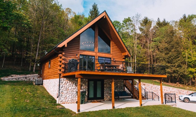 New Philadelphia Cabina | Log Cabin on 95-acres with 2 private lakes