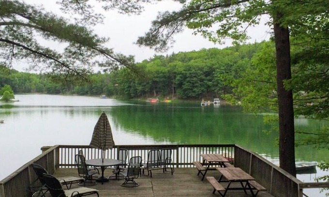Mayfield Cabina | Log cabin on beautiful Lake Arbutus near Traverse City