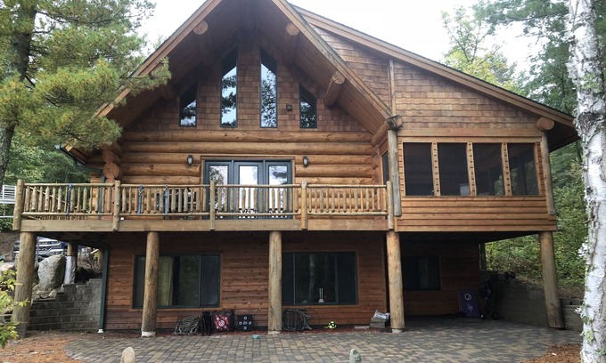 Akeley Casa | Cabaña de madera en el hermoso lago Howard.