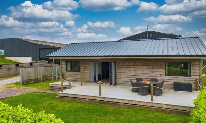 Chillington Cabina | Log Cabin on Family Farm with Countryside Views