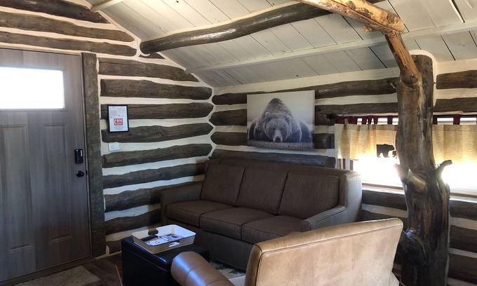 Tomahawk Cabina | Log Cabin on Lake Alice & ATV/UTV Trails, Mama Bear 1-Bedroom