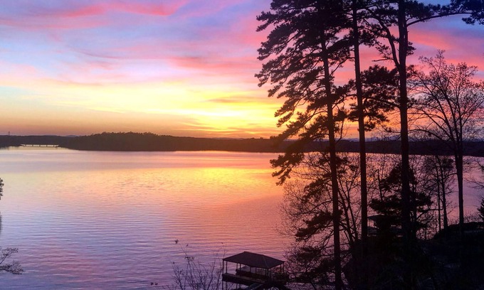Six Mile Cabina | Cabaña de troncos en el lago Keowee-Big Lake / Vistas a la montaña-Hermosas puestas de sol durante todo el año