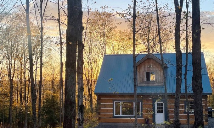 Haliburton Cabina | Log cabin on the hill