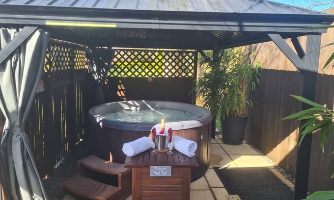 New Forest District Cabina | Log Cabin Private Hot Tub & Swimming Pool ,Adults Only,New Forest National Park