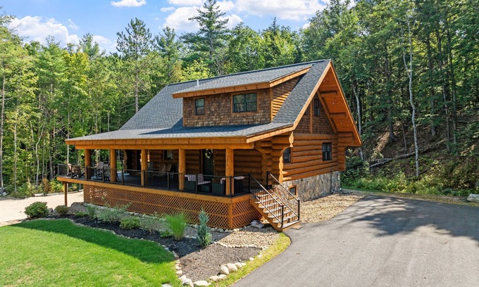 Glen Cabina | Log Cabin Retreat– Perfect for Summer getaway, with large arcade game room