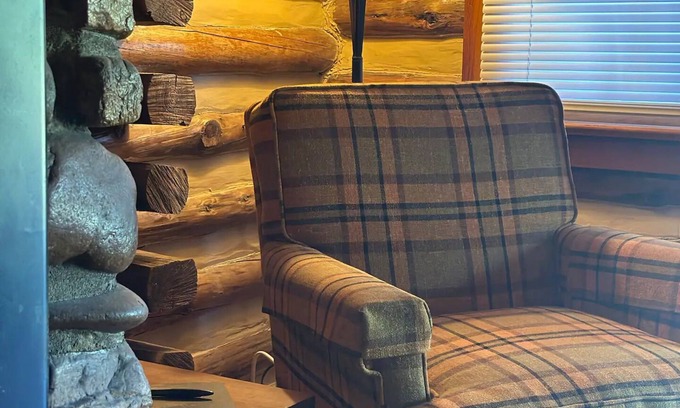 Callands-Gretna Casa | Log Cabin Retreat/Pet Friendly: Lake, Golf & Wine