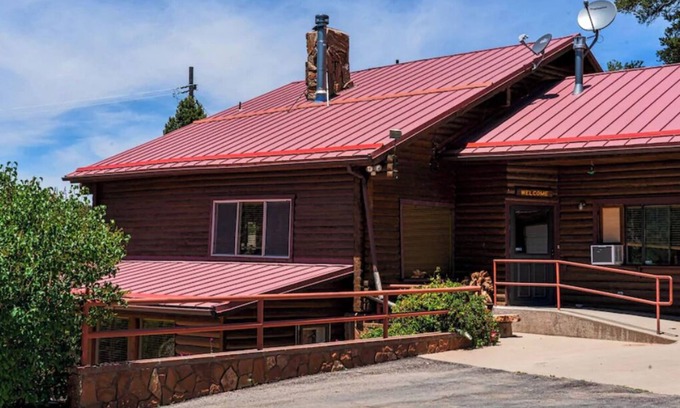 Cedar City Cabina | Log Cabin, sleeps 13, near Cedar City Utah