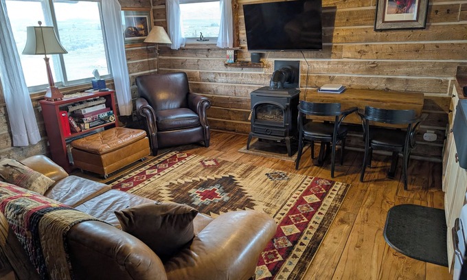 Clark Cabina | Log Cabin Sleeps 2-7 Base of Beartooth Mtn Near Cody WY & Yellowstone Natl Park