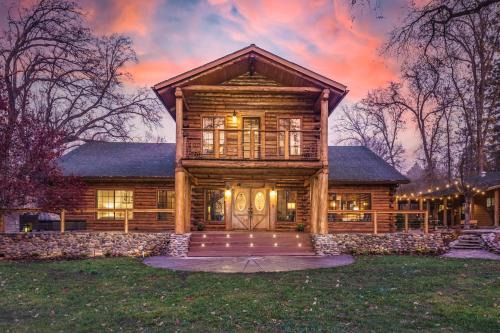 Ahwahnee Casa | Log Cabin sleeps 20 with hot tub, EV Charger, firepit