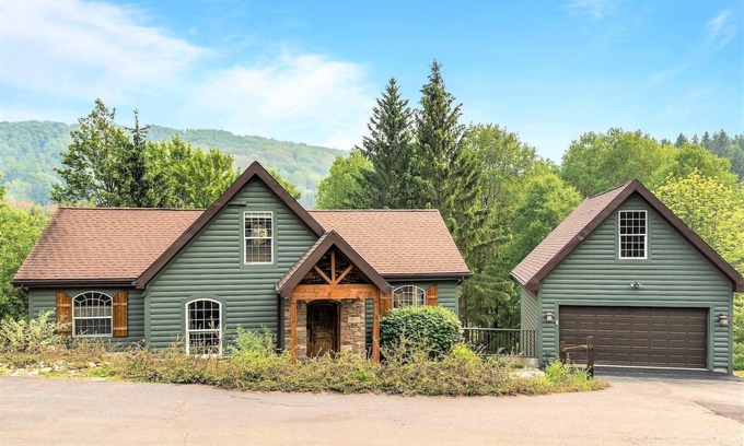 Ellicottville Chalet De Esquí | 🏡 Log Cabin Stay w/ Sauna, Hot Tub + Games Room – Close to Town!