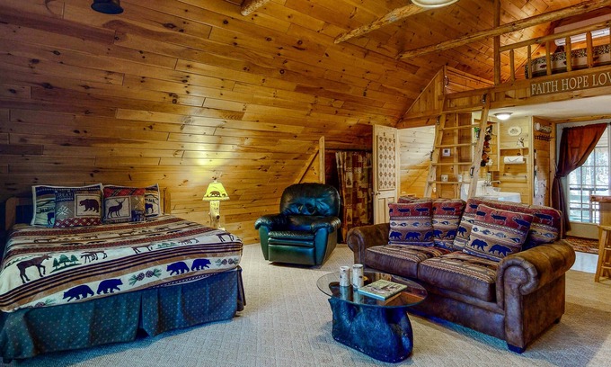 Fryeburg Apartamento | Log cabin studio with fireplace, firepit, deck, cable, & WiFi