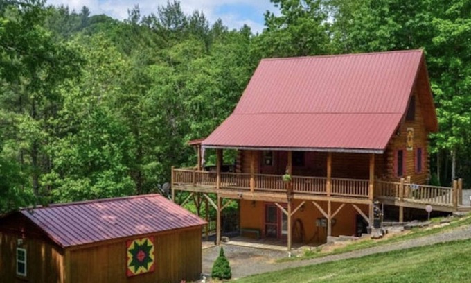 West Jefferson Cabina | Log Cabin w Hot Tub, Roaring Creek. Cabin& road are safe & ready for your visit!