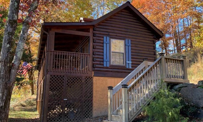 Lake Lure Casa | Log Cabin Walkable to Lake Lure & Chimney Rock - Blue Skies