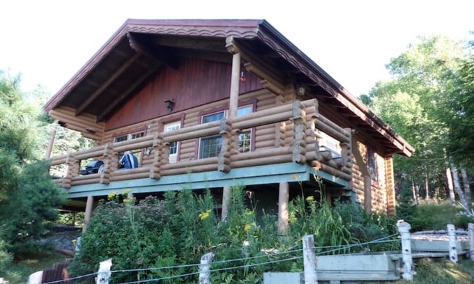 West Bay Casa | Log cabin with fantastic panoramic views