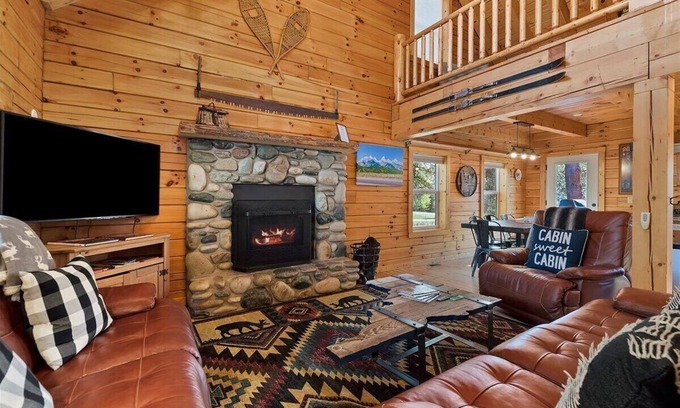 McCall Cabina | Log cabin with game room by skiing & lake